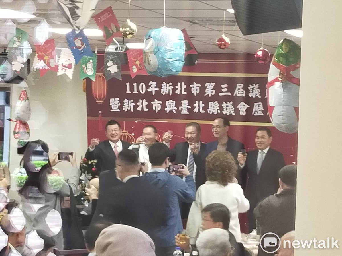 朱立倫（右2）、侯友宜（左2）同場出席新北市歷任議員聯誼活動，韓國瑜低調未上台。 圖：林昀真/攝