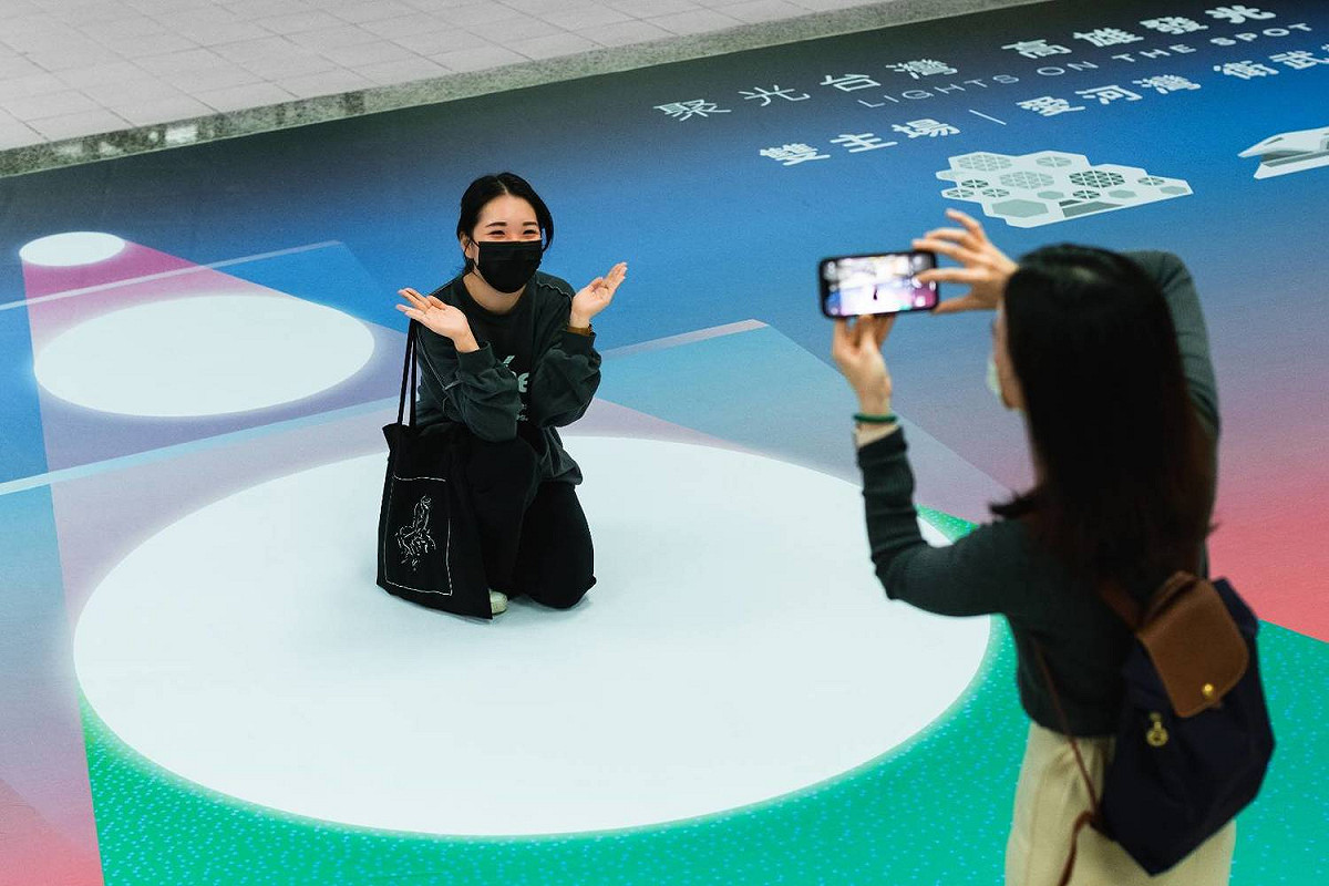 車站燈會視覺吸引旅客駐足留影。 圖：高雄市政府提供