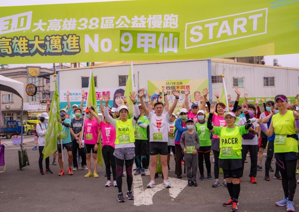 趙天麟(中)聖誕節從那瑪夏跑到甲仙。 圖：趙天麟辦公室提供