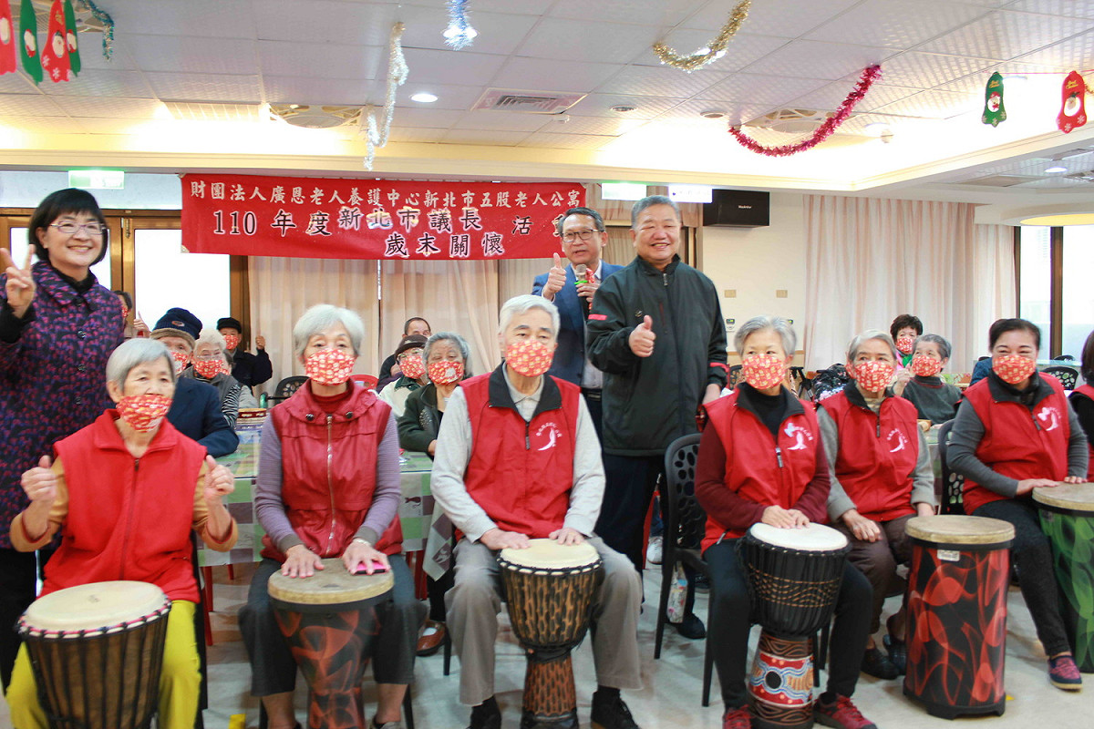 新北市議會議長蔣根煌（黑夾克者）等人赴五股老人公寓關心長輩。 圖：新北市議會提供