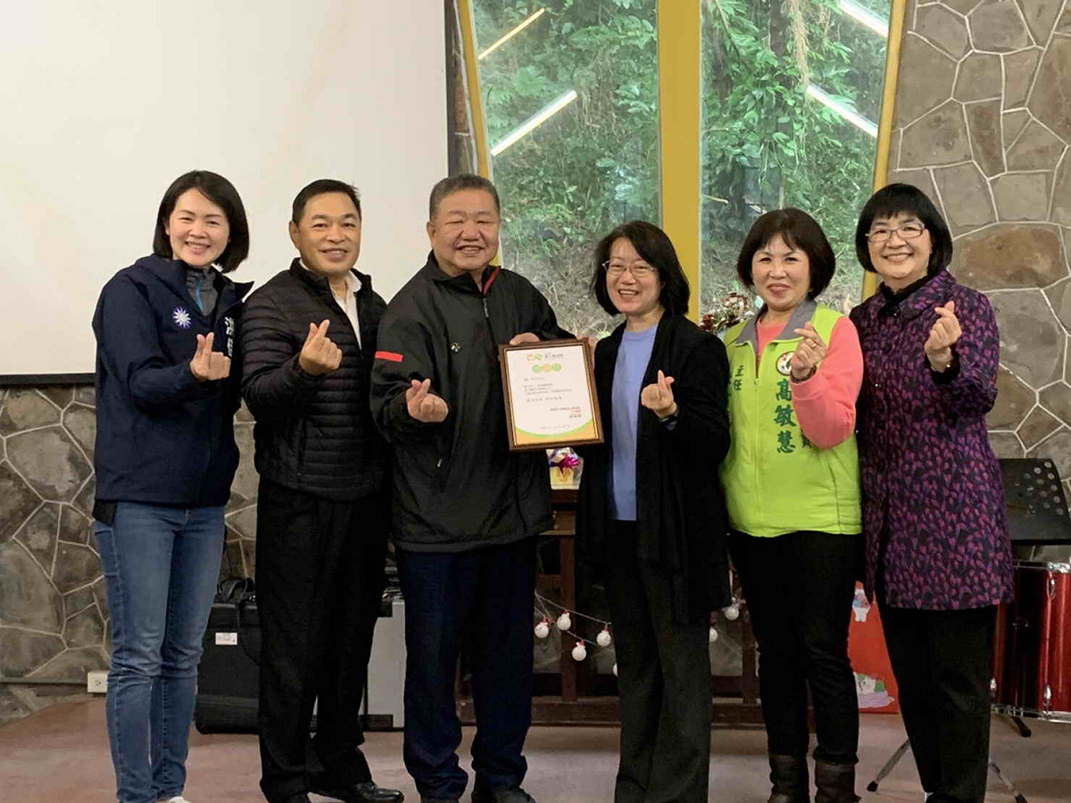 洪佳君（左起）、陳王正源、蔣根煌偕同議員訪視愛心育幼院。 圖：新北市議會提供