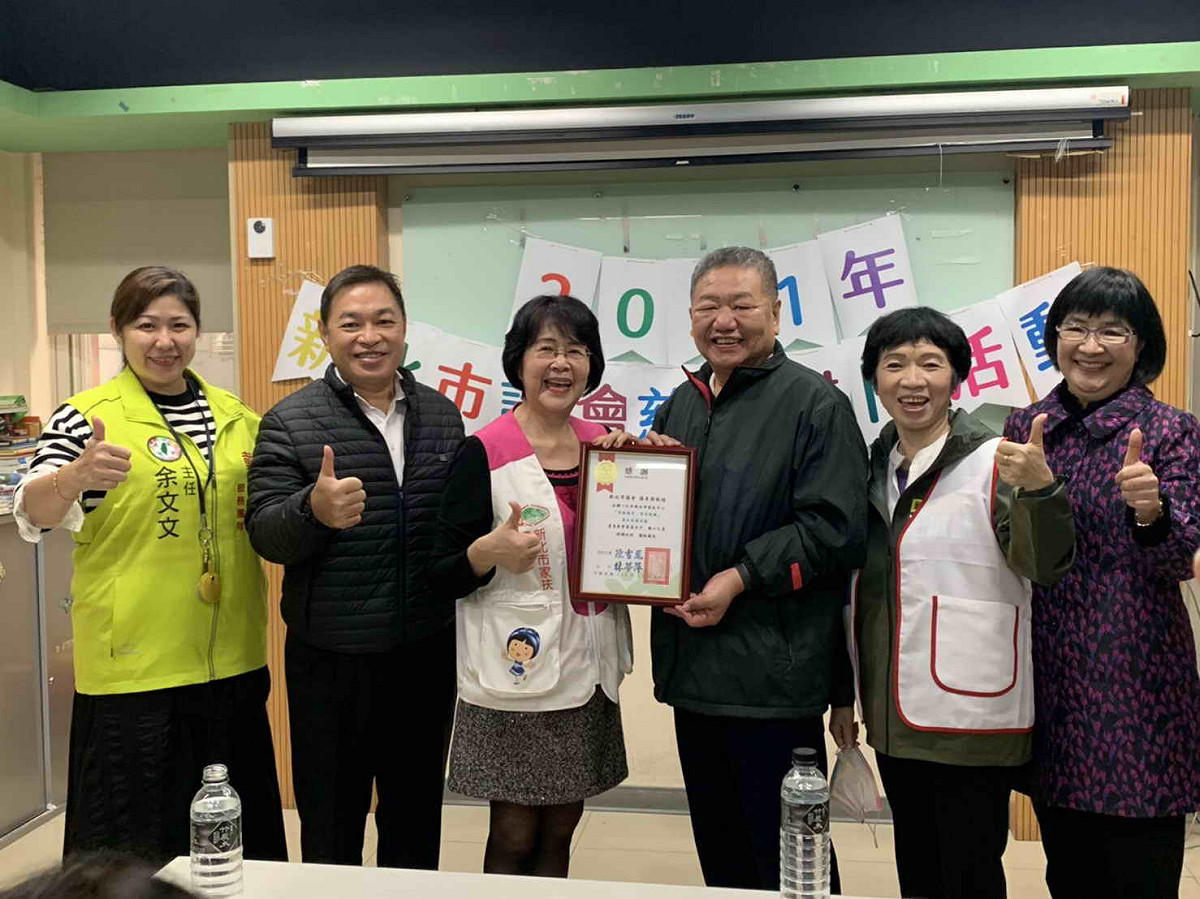 張錦麗 (右起)、王淑慧、蔣根煌等人訪視新北市家扶中心。 圖：新北市議會提供