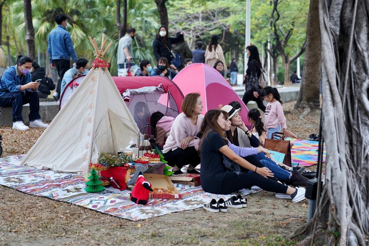 民眾以野餐方式度過聖誕節。 圖:高雄市觀光局提供