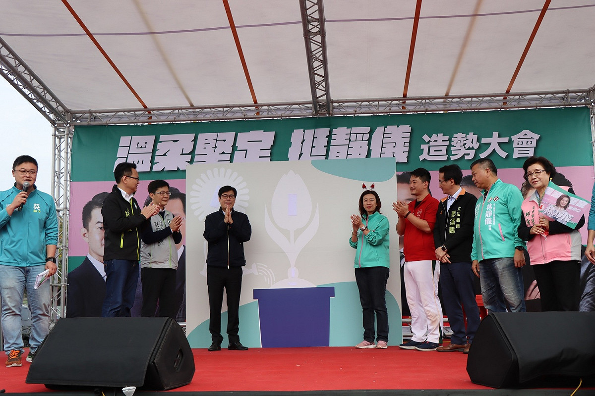 眾人共同在背板上黏上花盆，象徵人民才是這塊土的主人，一起種下一盆屬於中二選區的自由之花。 林靜儀競選總部/提供