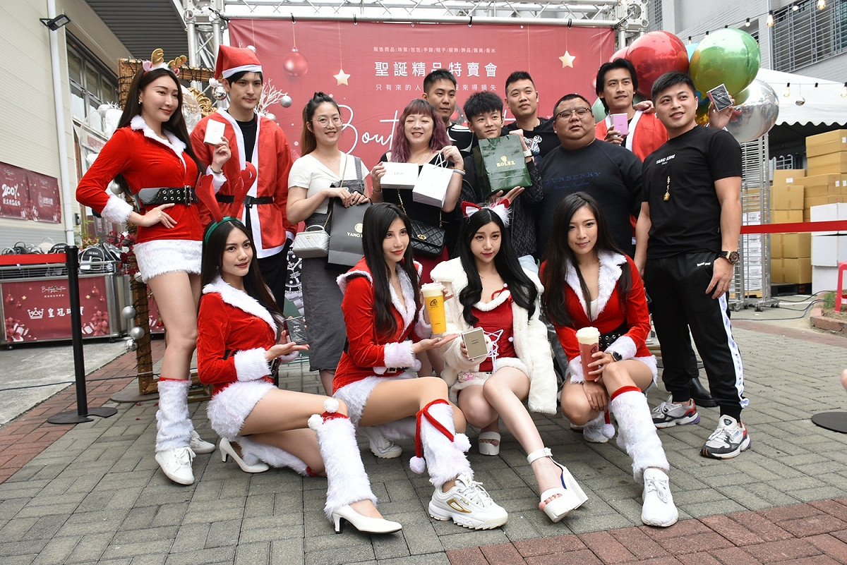 高雄精品服飾業者辦特賣會搶耶誕財。 圖：孫家銘攝