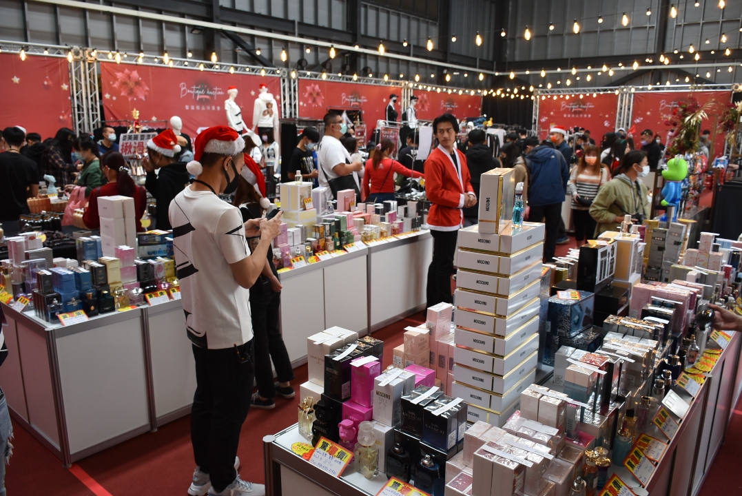 高雄精品服飾業者搶賺耶誕財。 圖：孫家銘攝