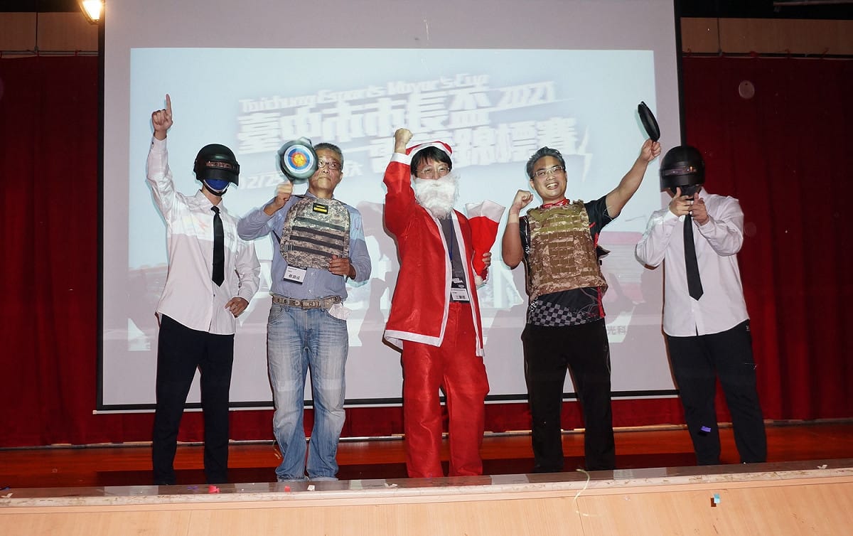 2021台中市市長盃電競錦標賽，主委江肇國以耶誕老人造型現身。 台中市電子競技運動委員會/提供
