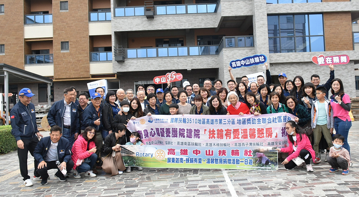 一行人在新建的迦南憨兒之家前留影。 圖：孫家銘攝