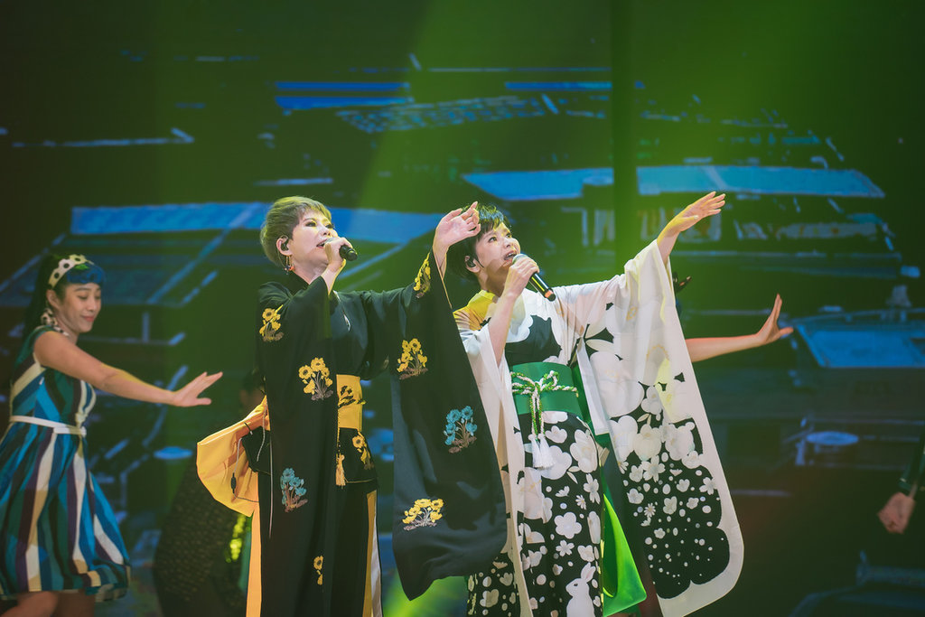 金曲歌后詹雅雯（前左）年初證實罹患帕金森氏症，25日晚間抱病登上台北小巨蛋開唱，準備了50首歌，要「唱好唱滿」。 圖：寬宏藝術提供