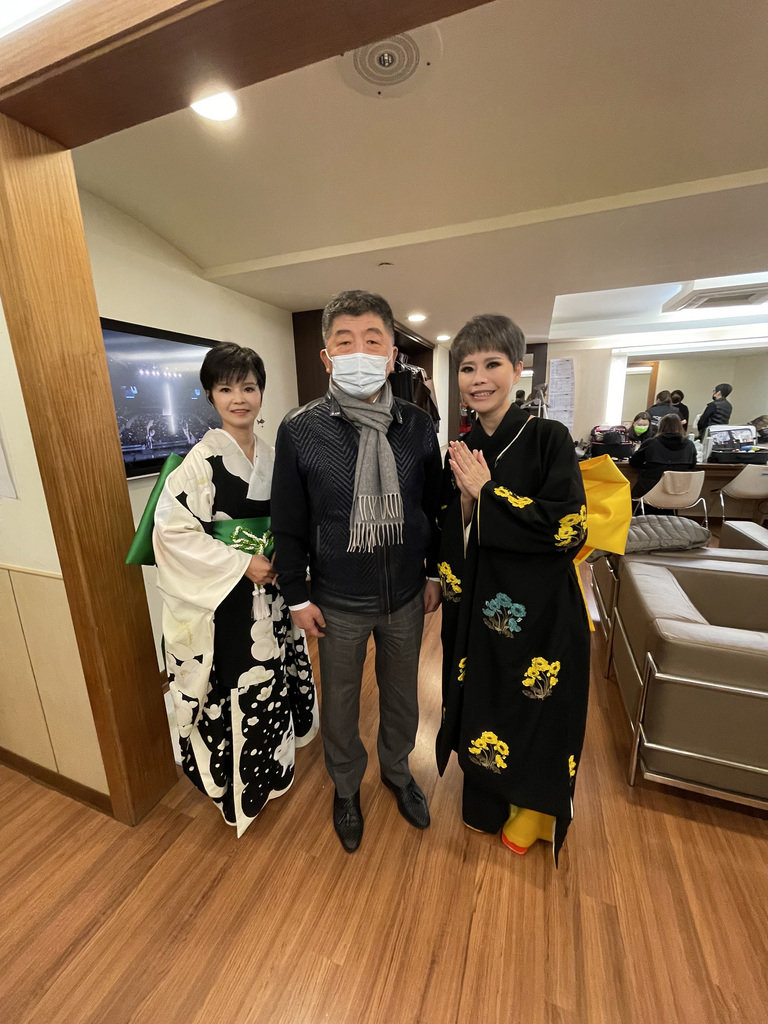 金曲歌后詹雅雯（右）罹患帕金森氏症，25日晚間在台北小巨蛋抱病開唱，衛福部長陳時中（中）也自掏腰包購票相挺。 圖：寬宏藝術提供