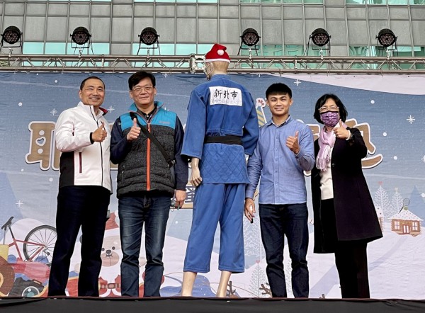 新北市長侯友宜及彰化縣長王惠美攜手拍賣今年全運會柔道金牌、里約奧運國手蔡明諺個人比賽戰袍。