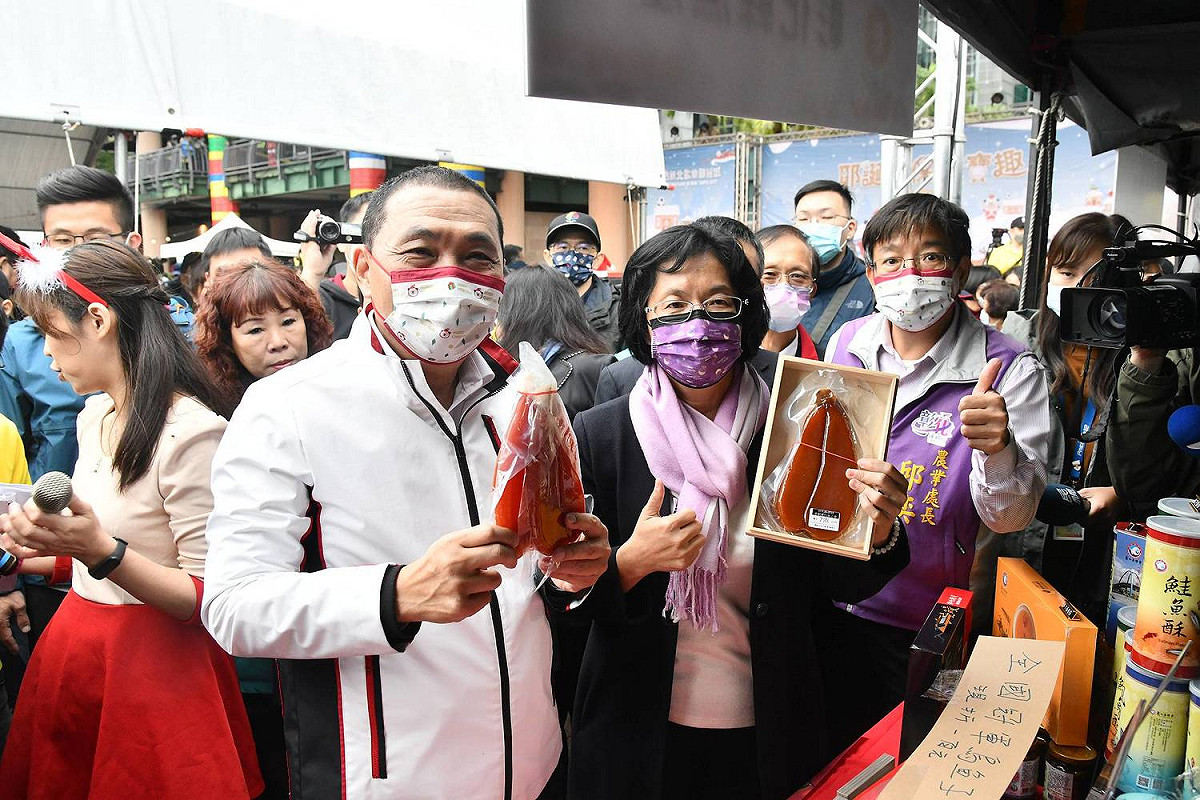 新北市長侯友宜與彰化縣長王惠美巡禮二手好物與彰化農漁特產攤位。