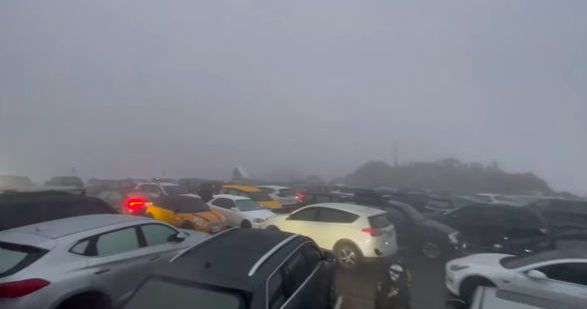 ▲民眾衝合歡山追雪，車潮擠爆武嶺停車場。 圖／翻攝合歡山賞雪機動社團