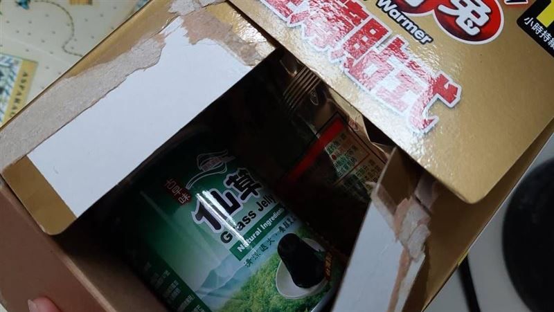 ▲有民眾在好市多買了一盒暖暖包，結果裡面竟然只剩下2包暖短包不說，還被塞了一罐仙草及餅乾，相當傻眼。 圖／翻攝Costco好市多商品經驗老實說臉書