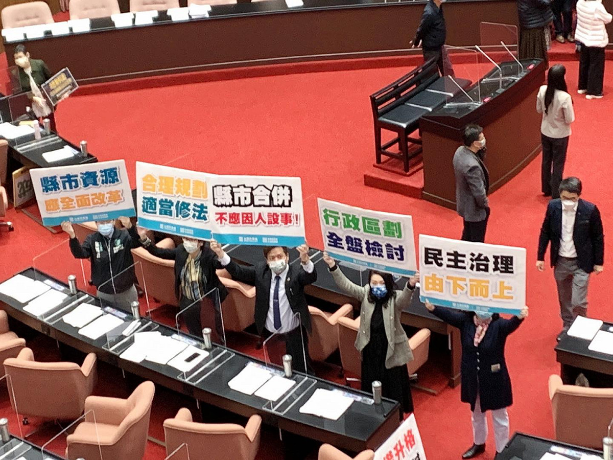 在一個星期之內，民進黨連續把中央預算和地制法逕付二讀。 圖：擷取自蔡壁如臉書