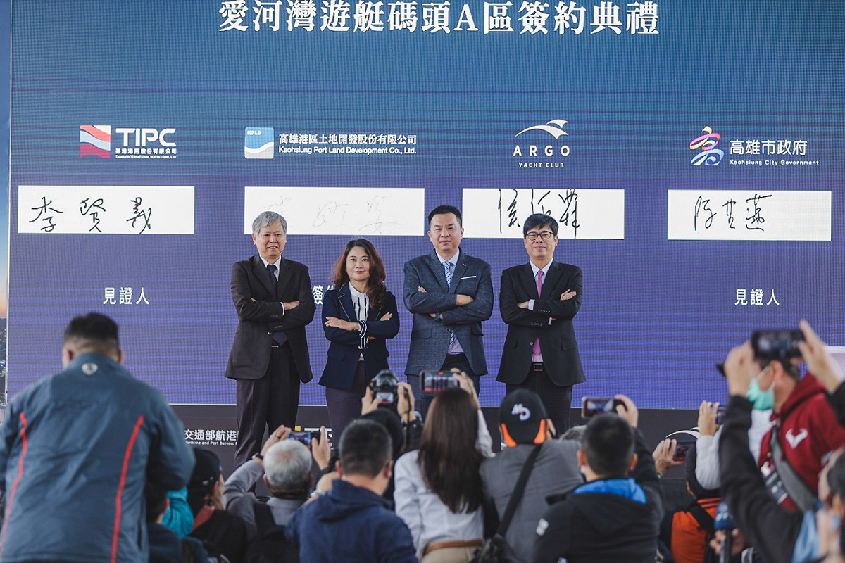 右起高雄市長陳其邁、亞果董事長侯佑霖、高雄港區土地開發董事長沈妙姿、台灣港務公司董事長李賢義。 圖：亞果遊艇開發公司提供