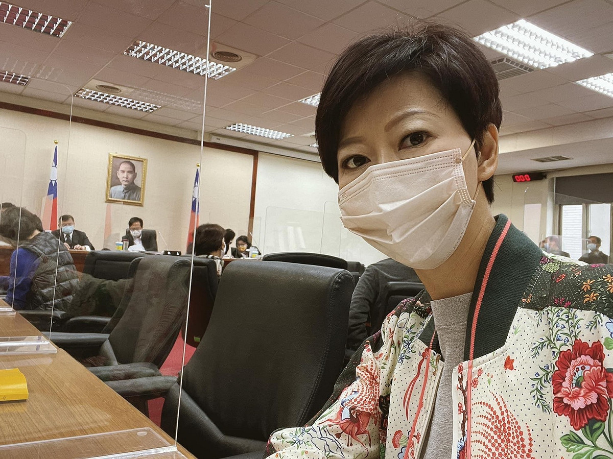 立委陳亭妃諷刺江啟臣，如果認為國民黨議事攻防不力，「建議直接爭取藍黨團總召」。 圖：擷取自陳亭妃臉書
