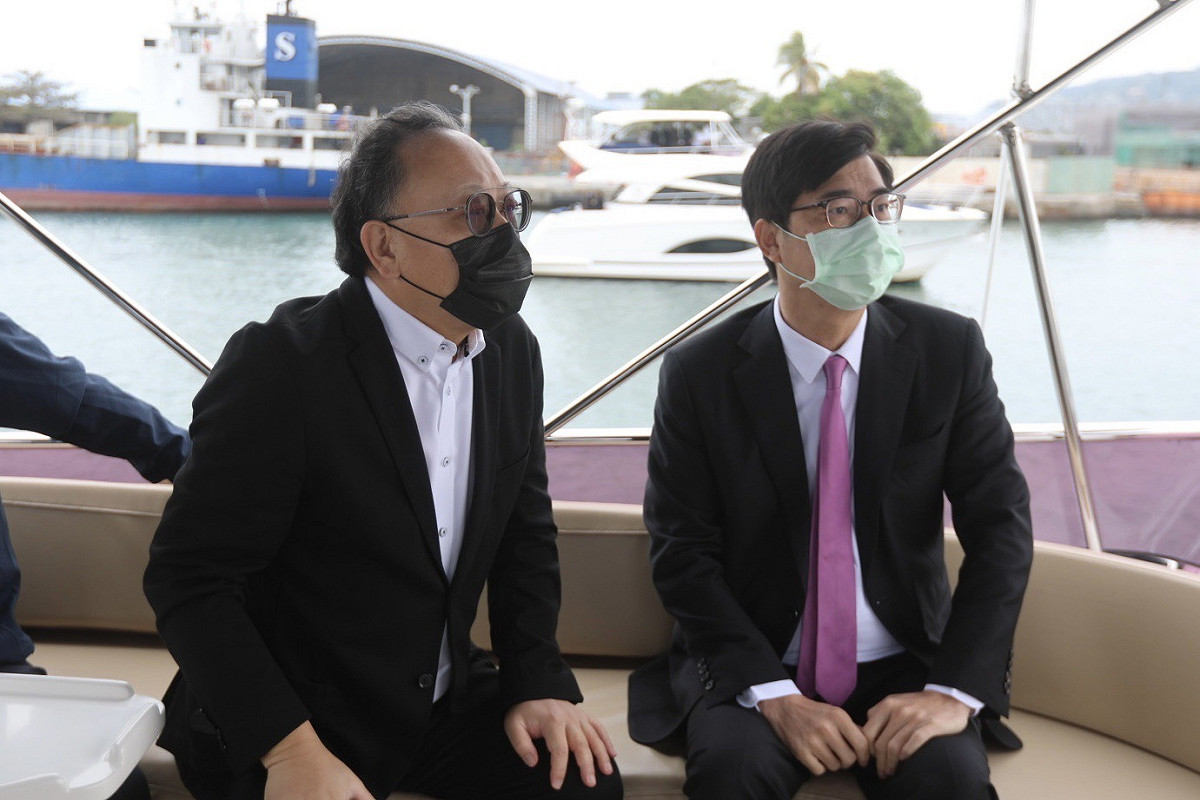 史哲(左)陪同陳其邁搭遊艇從海上瞭望高雄港區地標建設。 圖：高雄市政府提供