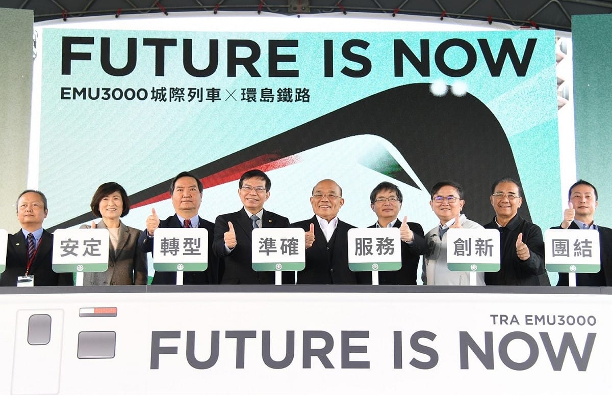 行政院長蘇貞昌與現場嘉賓一同上台，共同完成啟動儀式，為EMU3000型城際列車正式啟航揭開序幕。 圖：行政院提供