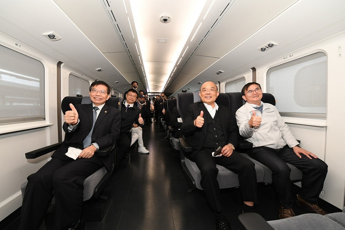 行政院長蘇貞昌今（26）日出席「EMU3000城際列車」首航典禮，並從台東車站搭乘列車至關山車站，體驗首航旅程。 圖：行政院提供