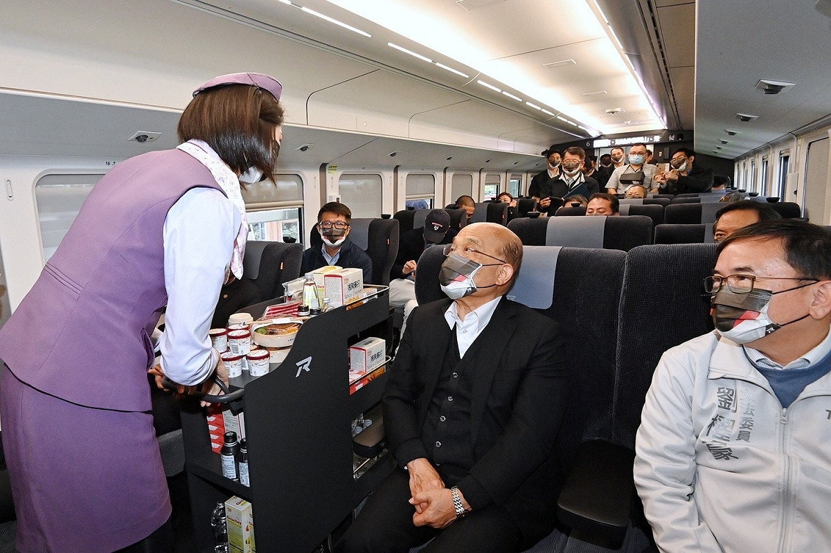 蘇貞昌於台東車站搭乘首航列車，除參觀列車友善車廂、體驗騰雲座艙服務，也聆聽列車周邊商品及餐點介紹。 圖：行政院提供