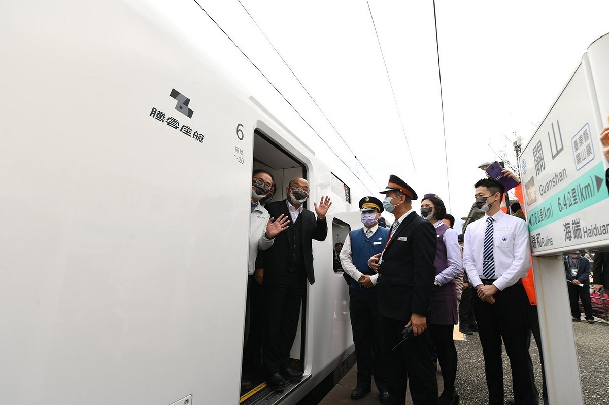 蘇貞昌表示，EMU3000型電聯車上路後，更將有助於增加東部鐵路運量及提升運輸品質，讓鄉親返鄉更便利，也為改善東部交通邁出重要一大步。 圖：行政院提供