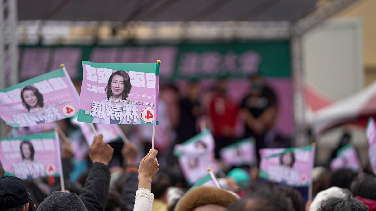 民眾在造勢場合高舉林靜儀旗幟。 圖：擷取自蔡其昌臉書
