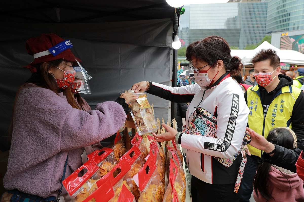 經發局長何怡明巡視攤位。 圖：新北市經發局提供