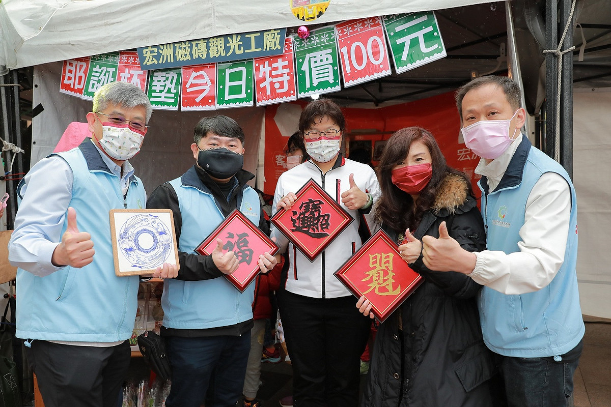 經發局長何怡明巡視攤位並與貴賓合影。 圖：新北市經發局提供