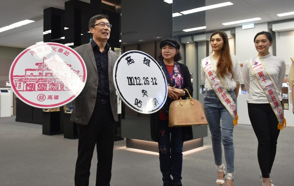 郵政博物館高雄館館長鄭勝治(左一)歡迎潘逢卿率佳麗來訪。 圖：孫家銘攝