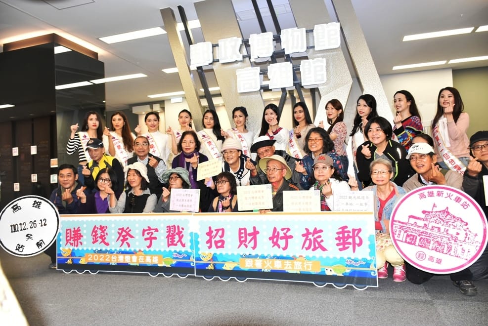 佳麗與來賓一起宣傳「台灣鐵道觀光旅遊年」精彩行程。 圖：孫家銘攝