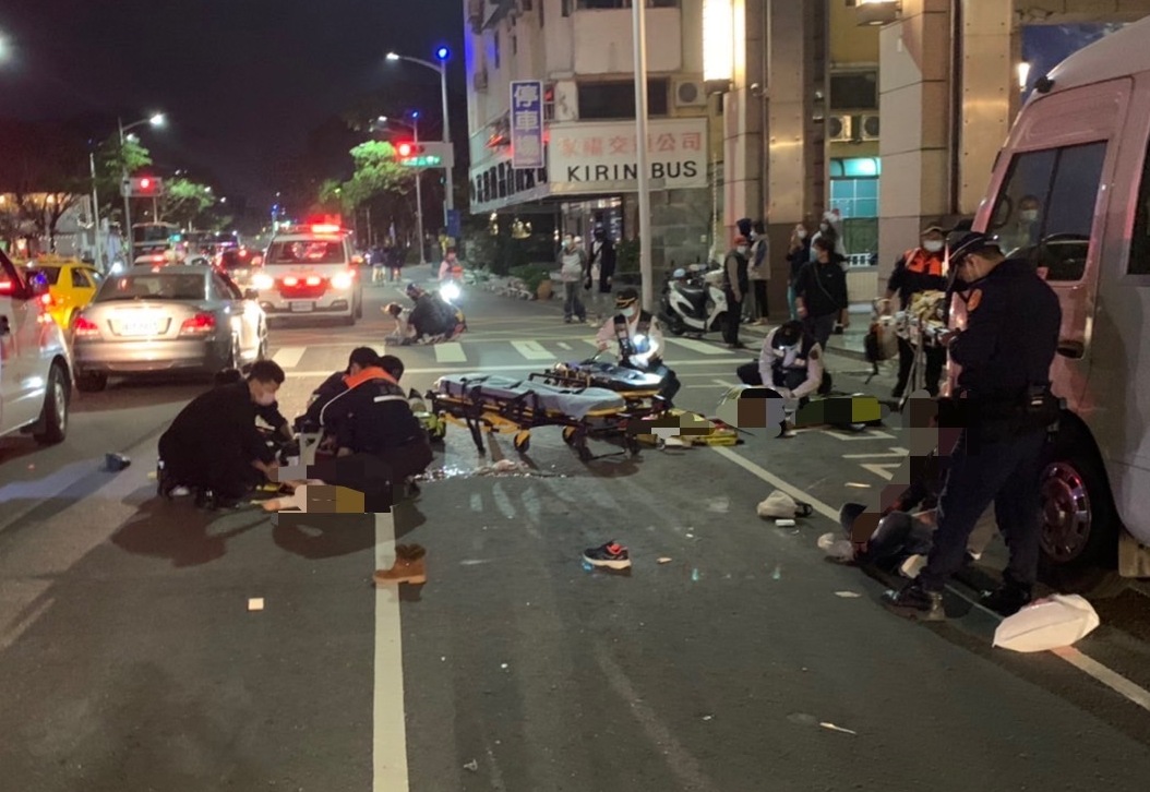 高雄酒駕車禍現場救護傷者情形，路上有遺落的球鞋。 圖：民眾提供
