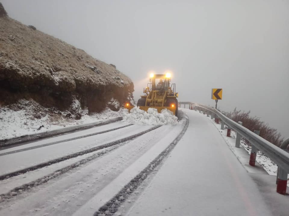 合歡山清晨降大雪，目前積雪約5-6公分。 圖：翻攝自臉書「中橫路況交通資訊站」