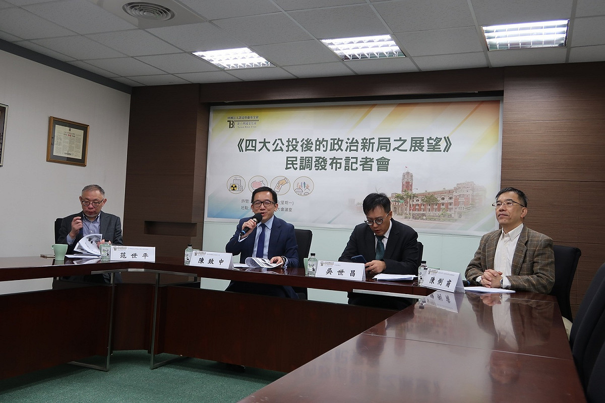 凱達格蘭基金會「新台灣國策智庫」今（27）日舉行「四大公投後的政治新局之展望」民調發布記者會，出席者包括台灣師範大學范世平教授、基金會執行長陳致中、民調專家吳世昌、以及真理大學陳俐甫教授（由左至右）。 圖：林朝億/攝