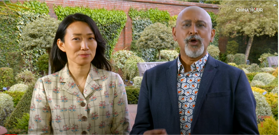 英國前外交大臣杭特（Jeremy Hunt）的華裔妻子露西亞‧郭（Lucia Guo）（圖左），和Manoj Malde一起主持中國官媒節目，挨批為中共洗白。 圖：截自「China Hour」YouTube