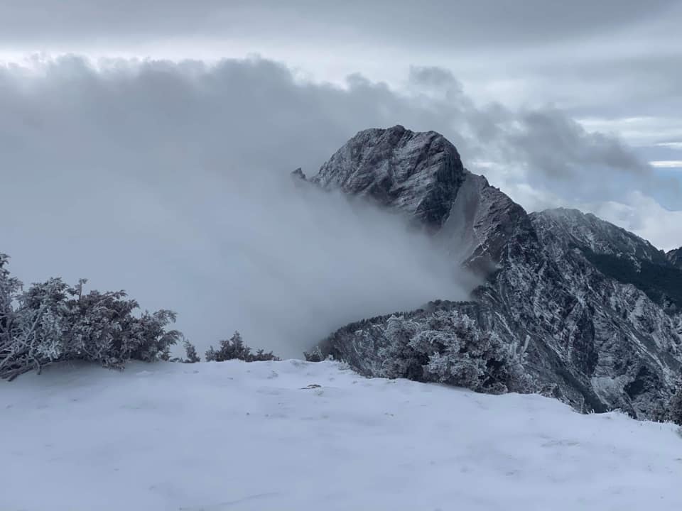 玉山今日清晨3時起下了2波雪，目前積雪約2公分。 圖：擷取自鄭明典臉書