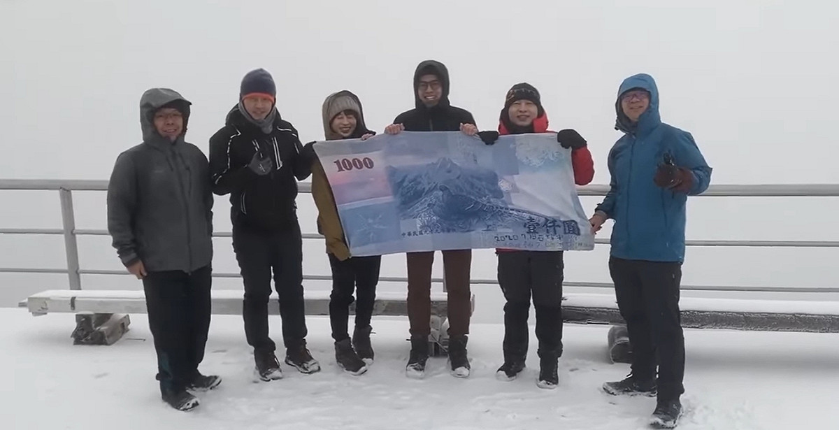 有民眾冒雪登上玉山。 圖：擷取自鄭明典臉書
