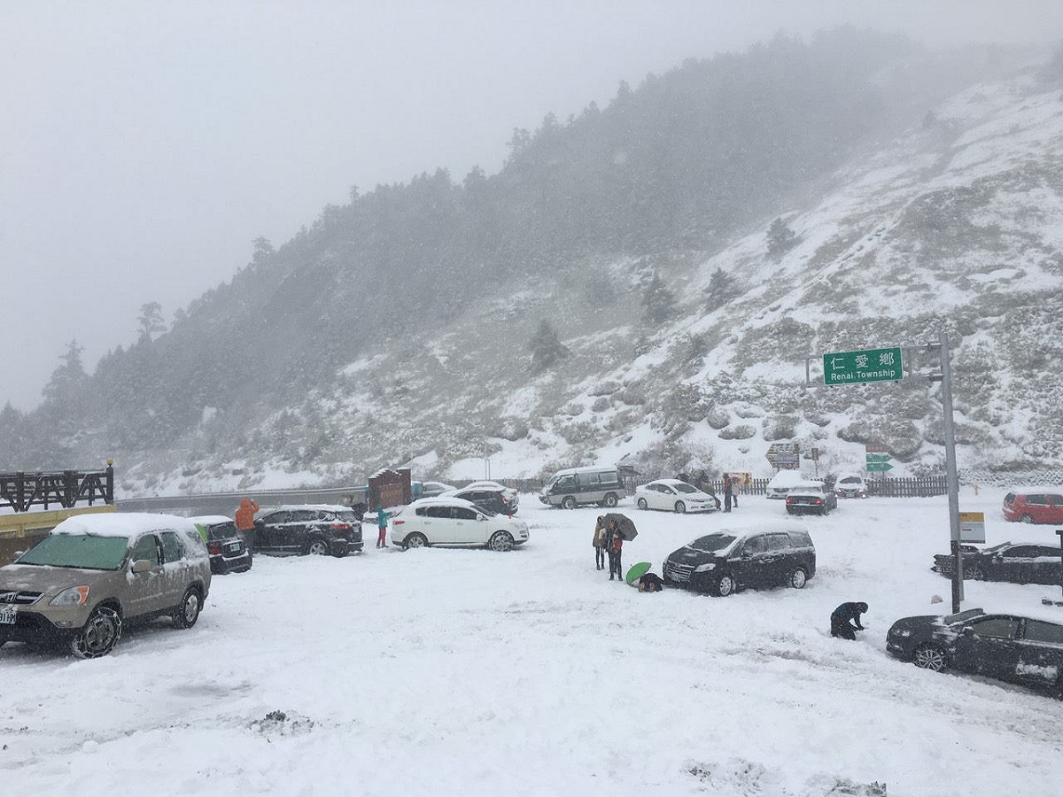 由於路面結冰，合歡山的武嶺至松雪樓路段限加掛雪鏈通行（合歡山去年降雪資料照）。 圖：松雪樓／提供