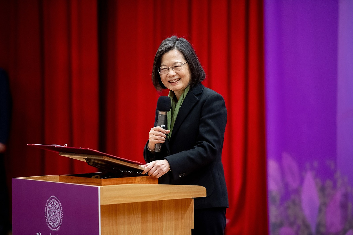 總統蔡英文27日澄清，縮短寒暑假是針對半導體學院。 圖：總統府提供