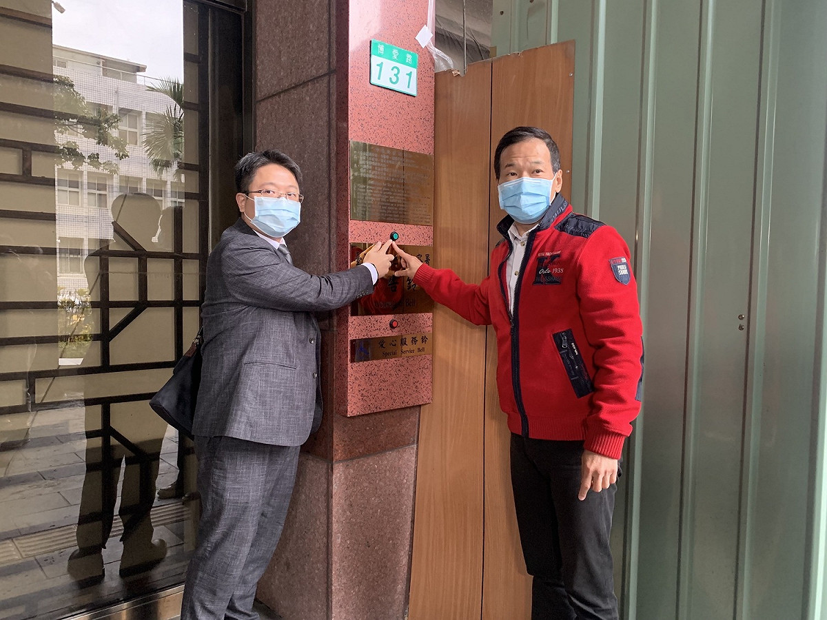 台北市議員鍾小平由律師陪同按鈴控告民進黨北市議員劉耀仁。 圖：鍾小平辦公室 / 提供