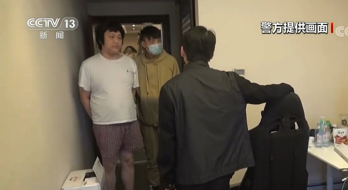 中國《英雄聯盟》前職業選手Ruo（圖左）因涉嫌網路賭博被判刑三年。 圖：翻攝自央視CCTV