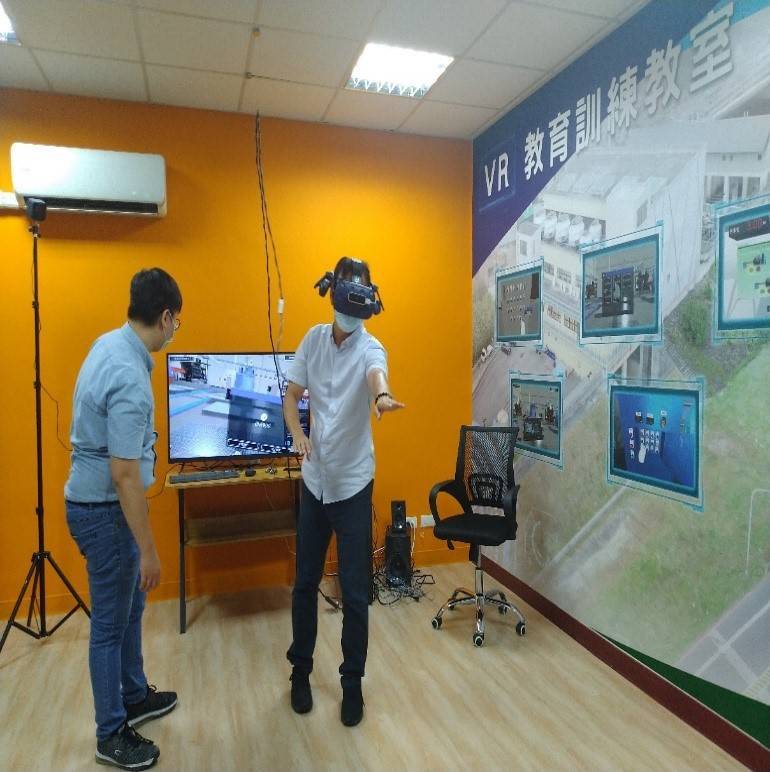 透過全罩式頭盔及3D軟體，利用光學感測器及空間定位設備，打造與抽水站相同場景。 圖：新北市水利局提供
