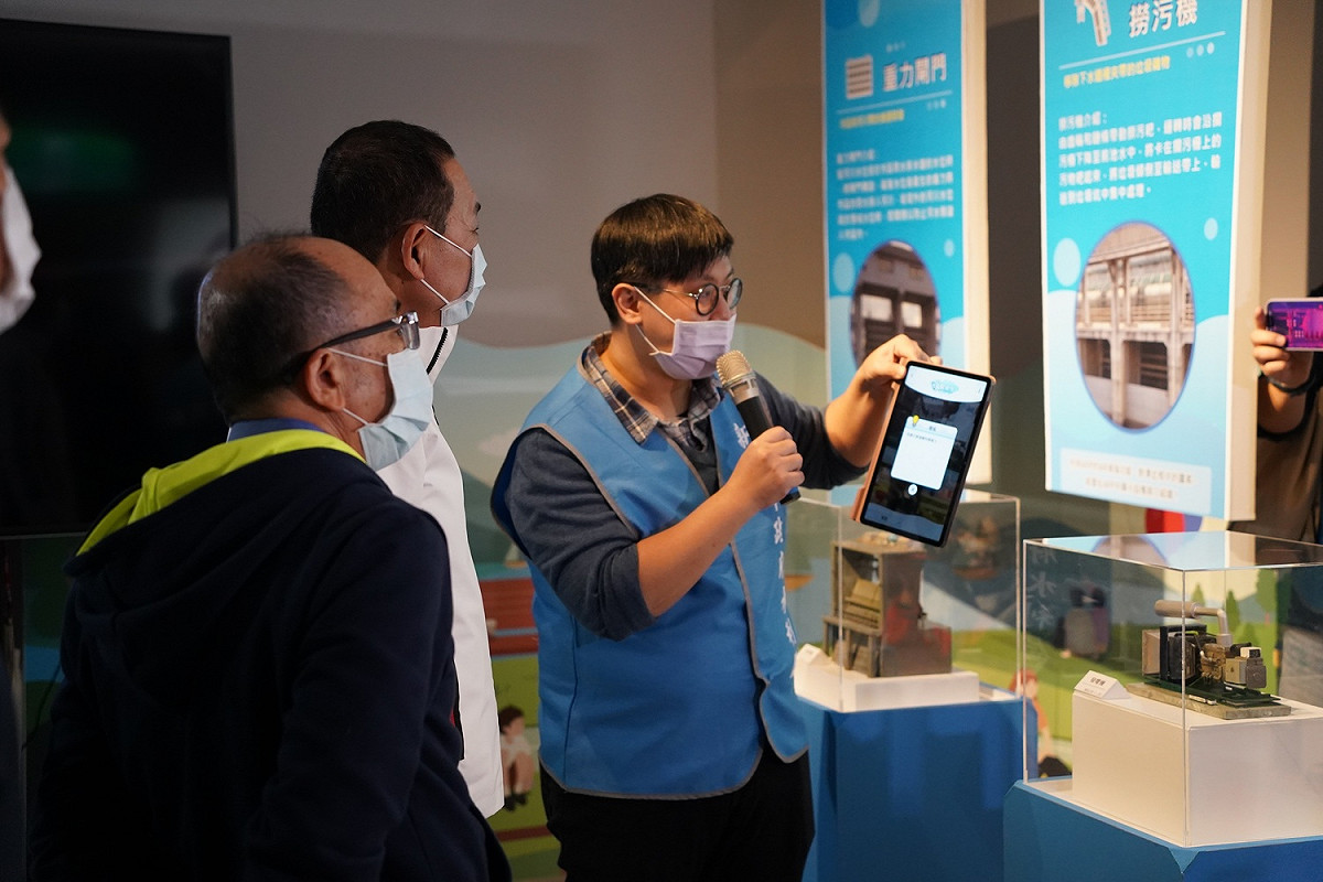 侯友宜親自了解AR展示科技各項內容。 圖：新北市水利局提供