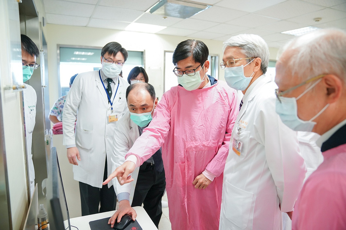本身也學醫的陳其邁(中)與長庚醫師討論傷勢。 圖：高雄市政府提供