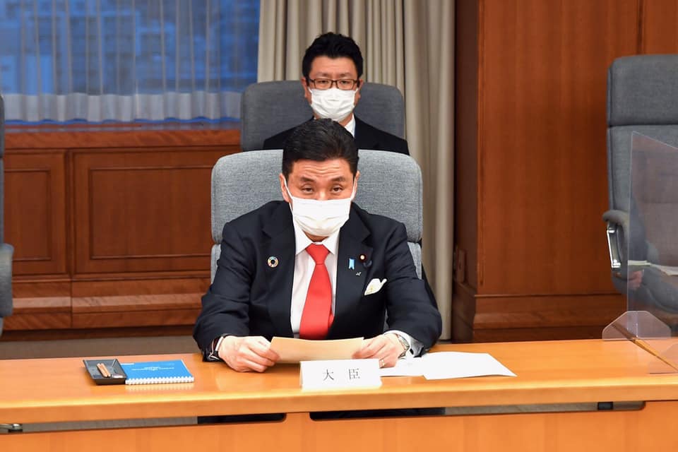日本防衛大臣岸信夫(前坐)。 圖：翻攝岸信夫臉書