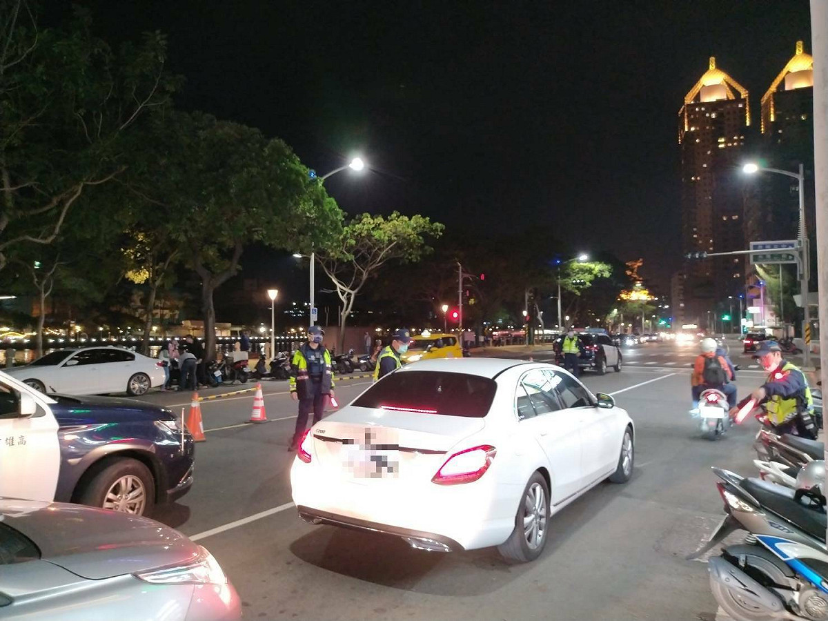 高雄警方加強攔檢車輛，取締酒後駕車及危險駕駛。 圖：高雄市警局提供