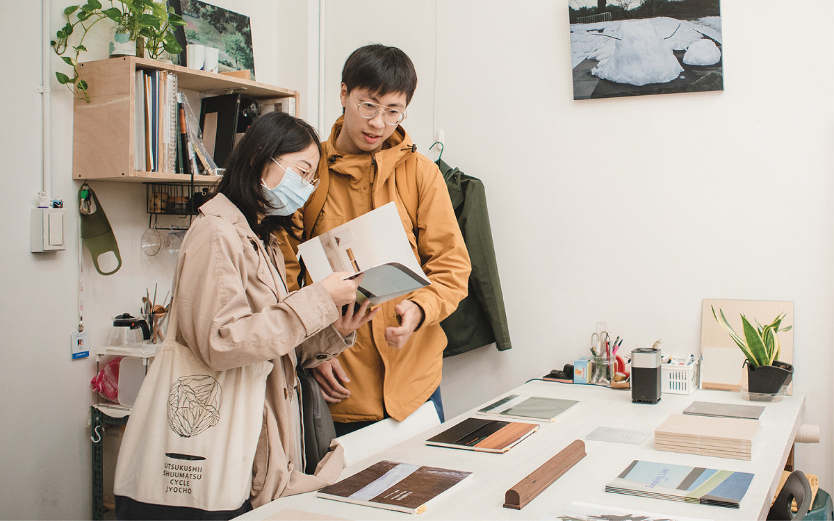 過往民眾參觀板橋435進駐藝術家工作室感到驚喜不已。 圖：新北市文化局提供