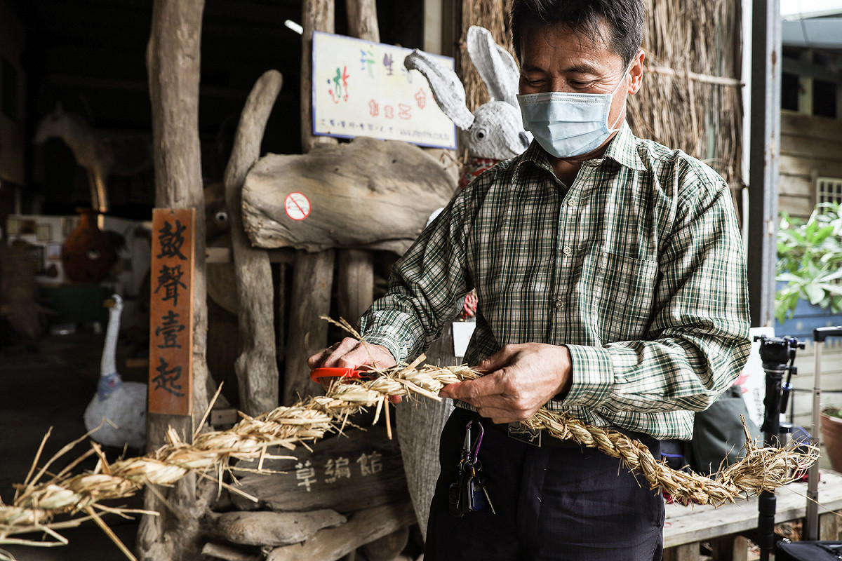 濕地稻草編織草繩作為創作媒材。 圖：新北市水利局提供
