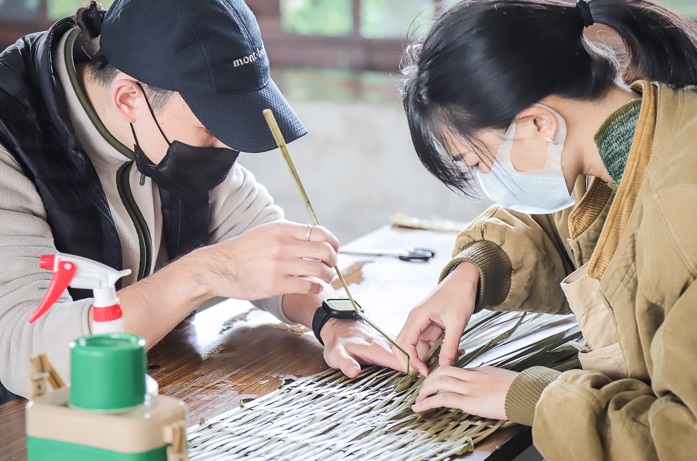 以濕地素材「香蒲」為媒材進行創作。 圖：新北市水利局提供