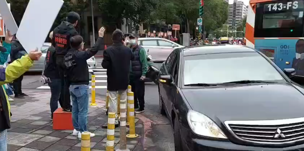 挺罷免者(黑衣男)下車違停嗆聲。 圖:林昶佐辦公室提供